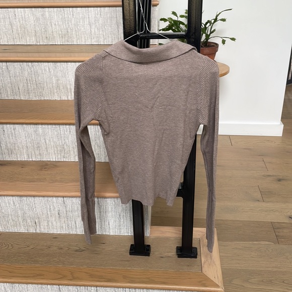 Ribbed sweater with pull tie front. Runs small - Picture 3 of 3